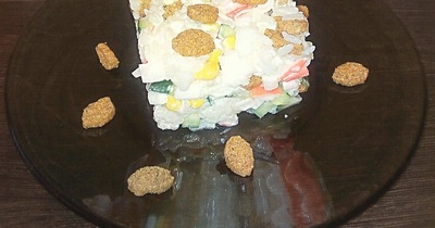 Крабовый салат с сухариками рисом яйцами