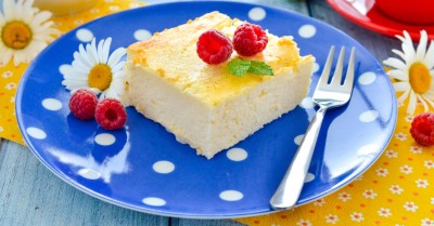 Творожная запеканка на муке и соде с изюмом и манкой