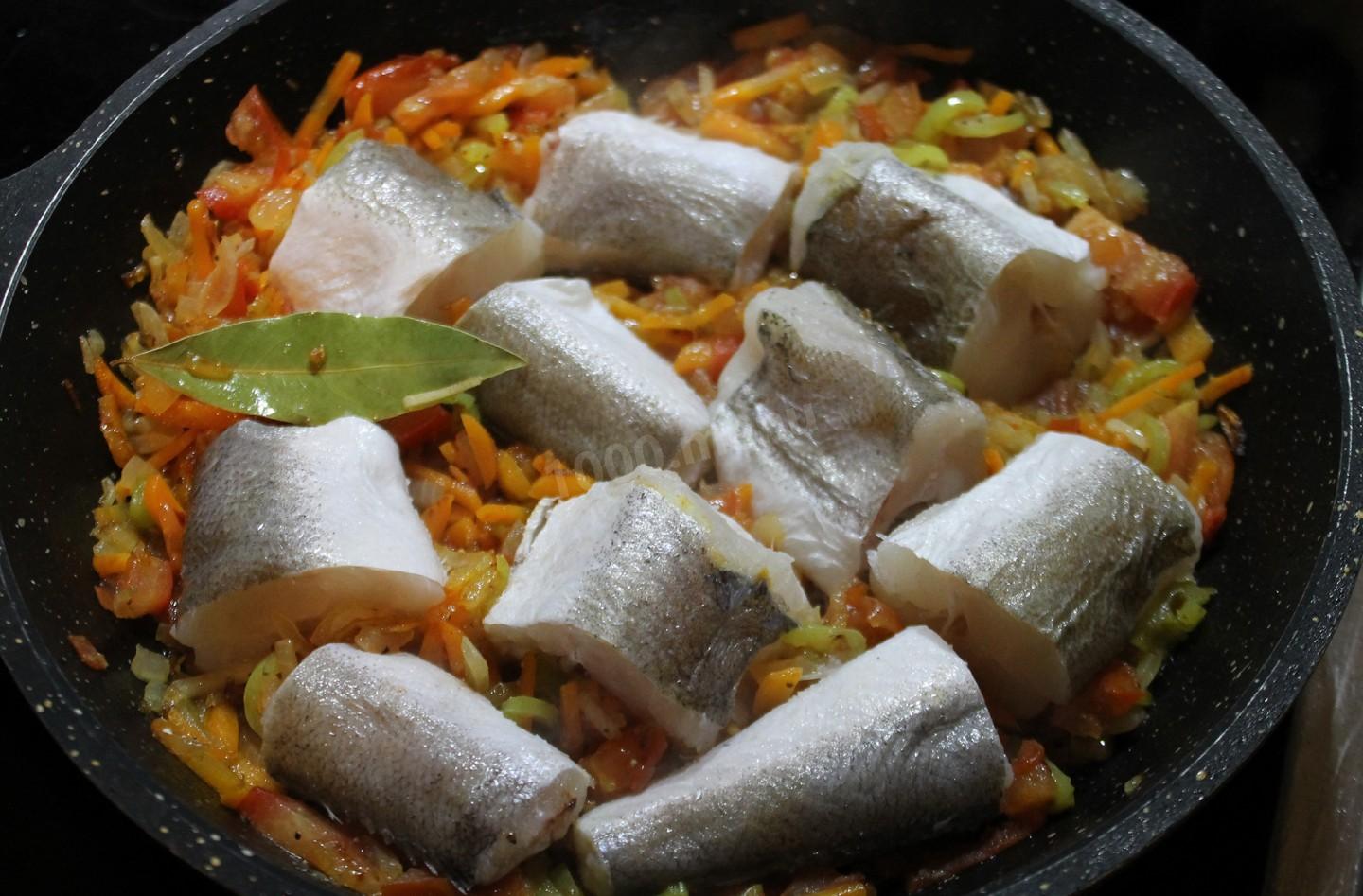 Рыба хек рецепты на сковороде. Хек тушеный с морковью и луком. Хек жареный с овощами на сковороде. Хек тушеный с овощами. Хек в духовке с морковью и луком.