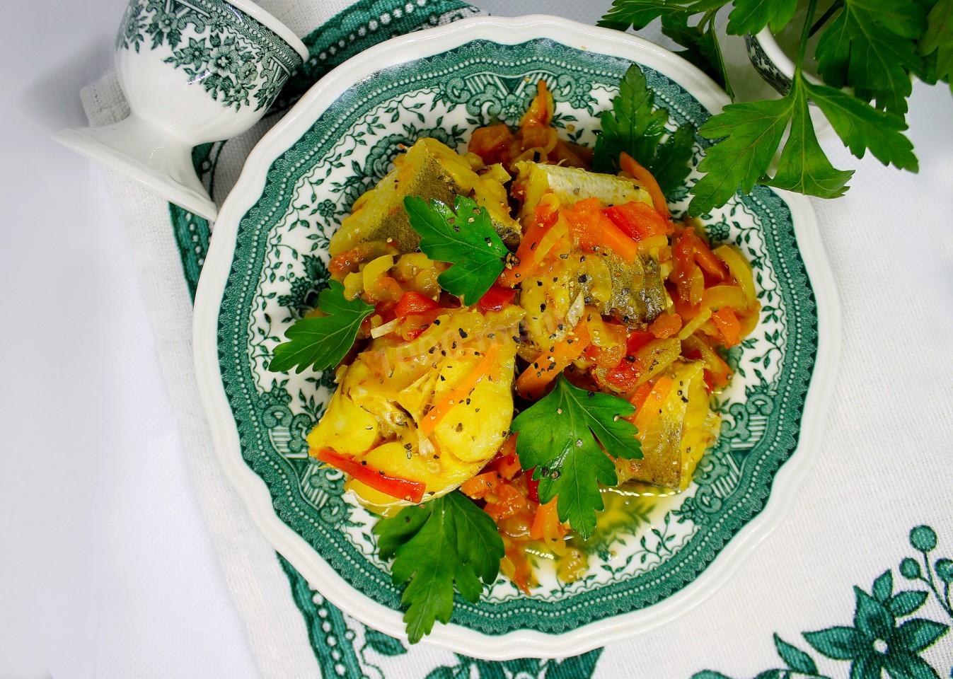 Минтай жареный с луком и морковью на сковороде с фото пошагово рецепт