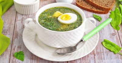 Зеленые щи с крапивой и щавелем с яйцом