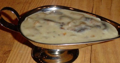 Грибной соус со сметаной и луком на грибном бульоне