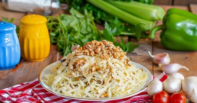 Салат курица с грибами и грецкими орехами