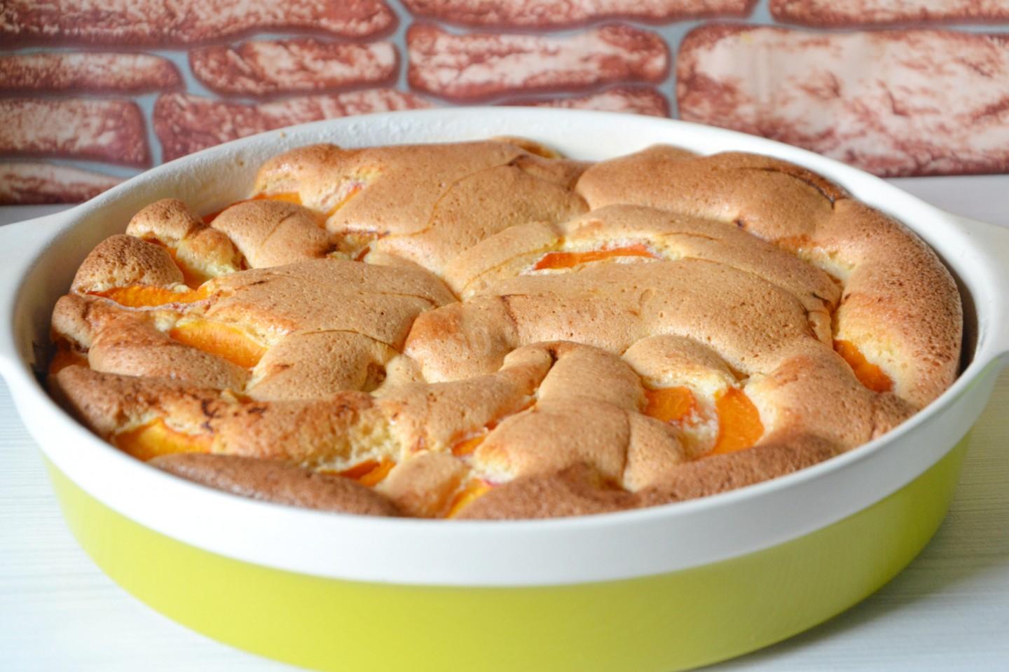 Бисквитный абрикосовый пирог. Бисквитный пирог с абрикосами. Абрикосовый пирог без масла. Абрикосовый Пай. Пирог без яиц и масла