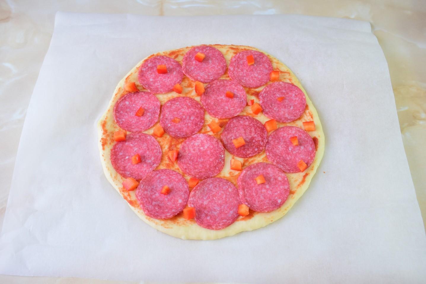 пицца с колбасой и сыром и помидорами рецепт с готовым тестом в духовке фото 90
