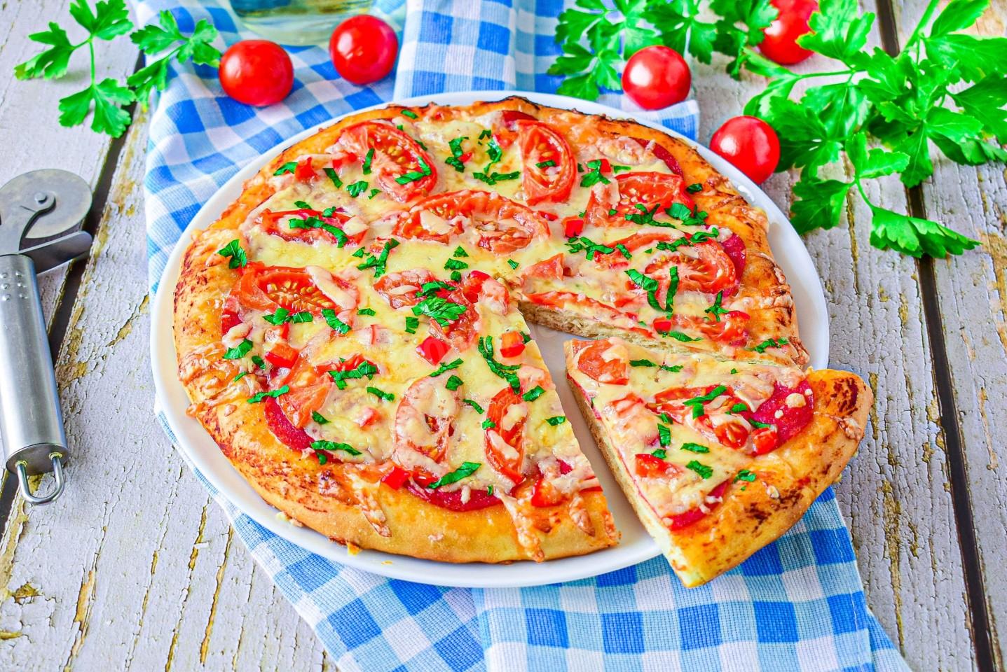простой рецепт домашней пиццы с колбасой и сыром и помидорами фото 27