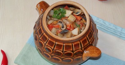Баклажаны в горшочках в духовке с овощами