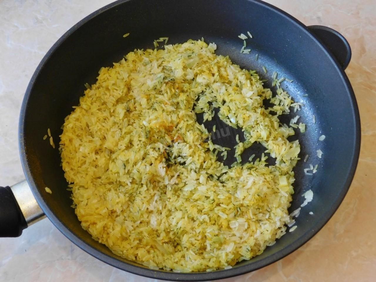 Простой рецепт риса на сковороде. Рис на сковороде рассыпчатый. Рис в сковородке. Рассыпчатый рис на сковородке. Рис рассыпчатый на гарнир в сковороде.