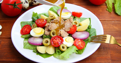 Классический салат Нисуаз с тунцом  анчоусами и  с оливками