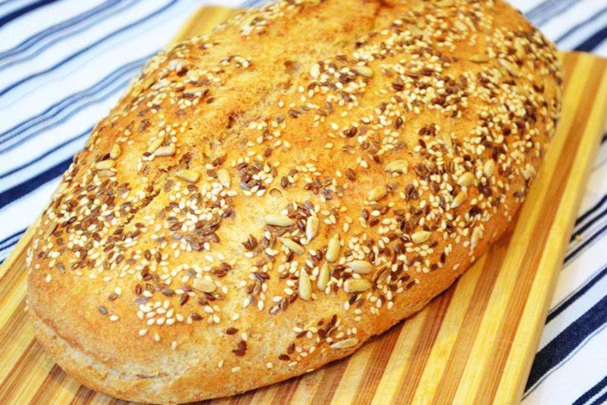 Хрустящий хлеб в духовке. Хлеб с семечками. Домашний хлеб с семечками. Хлеб деревенский с семечками. Хлеб с семечками в духовке.