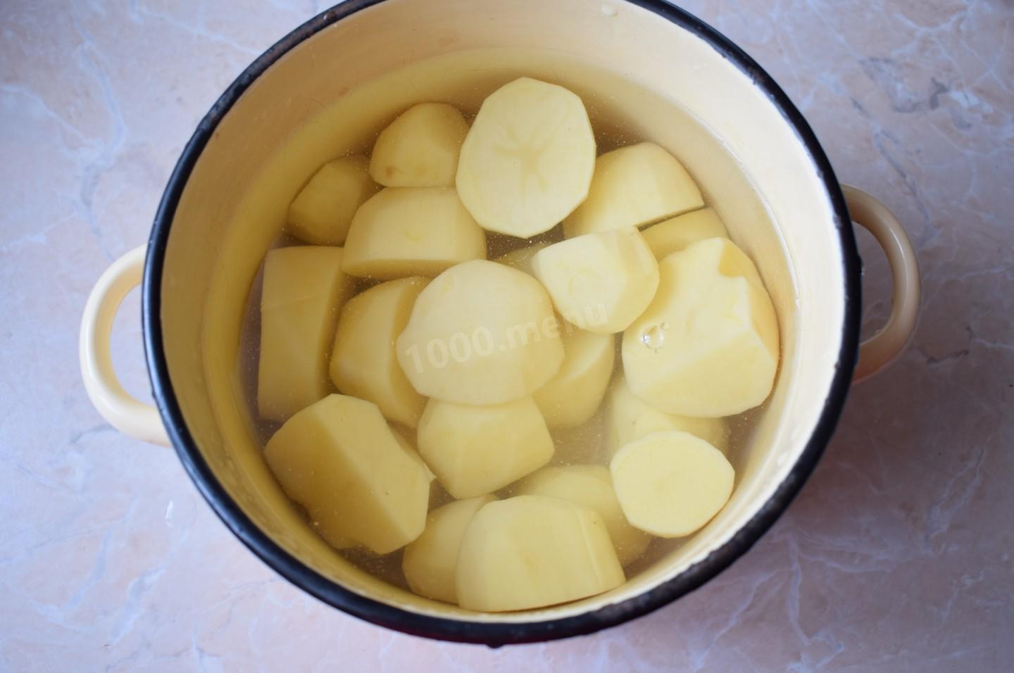 Картошку залило водой. Заливка для картошки. Картошка с котлетами в кастрюле. Котлеты из картофельного пюре на сковороде.