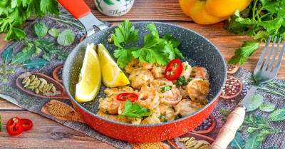 Креветки жареные с чесноком на сковороде