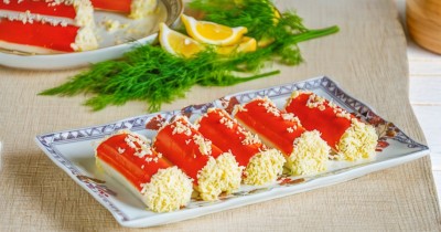 Рулетики из крабовых палочек на праздничный стол