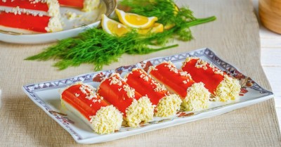 Рулетики из крабовых палочек на праздничный стол