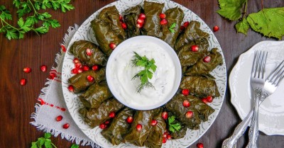 Классическая долма в виноградных листьях в кастрюле