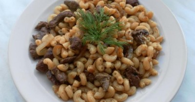 Печень с макаронами и луком со специями