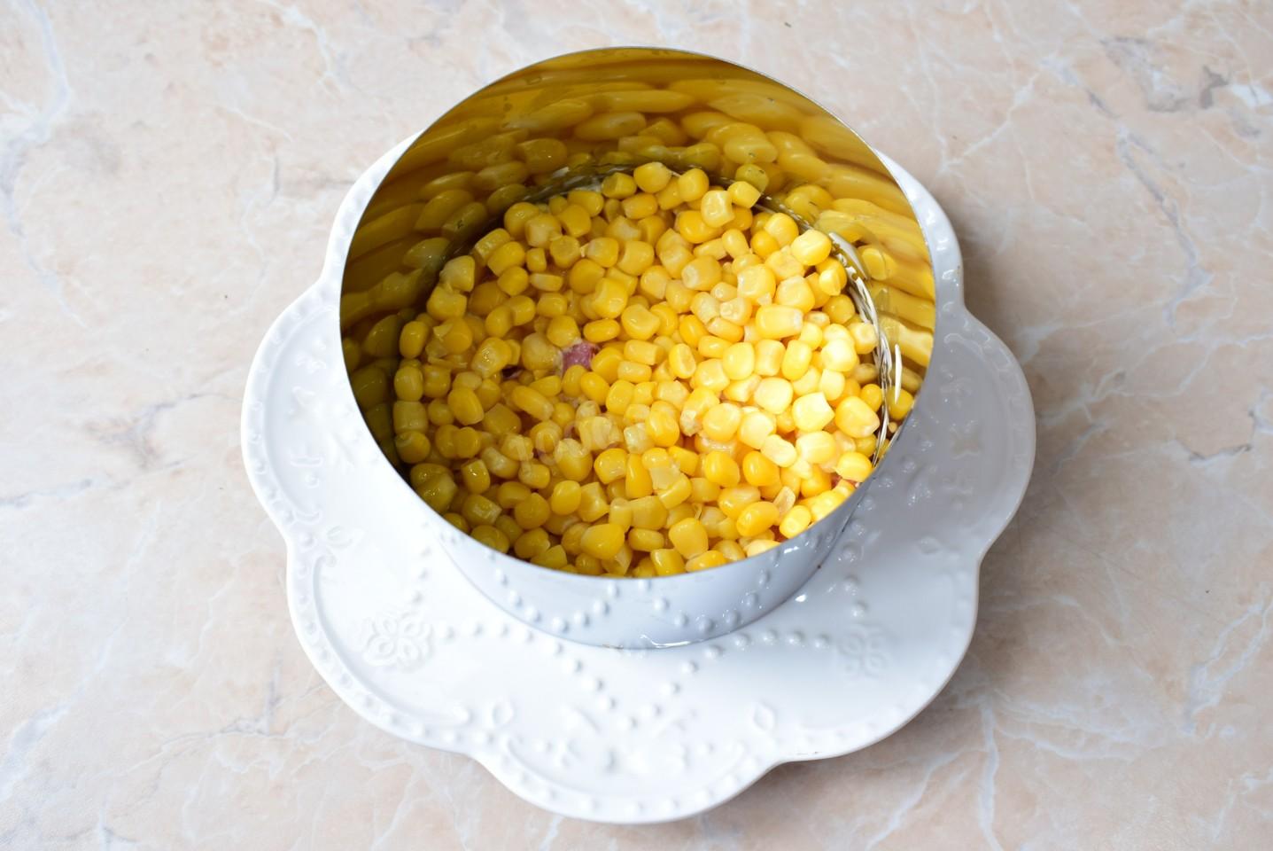 Кукуруза консервированная рецепты с фото. Пирог с кукурузой. Закуска из кукурузы консервированной. Выкладывать консервированную кукурузу. Консервированная кукуруза в духовке.