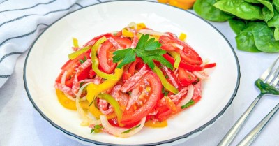 Венгерский салат с колбасой и перцем