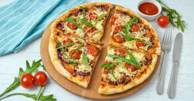 Пицца с колбасой помидорами и сыром на дрожжах