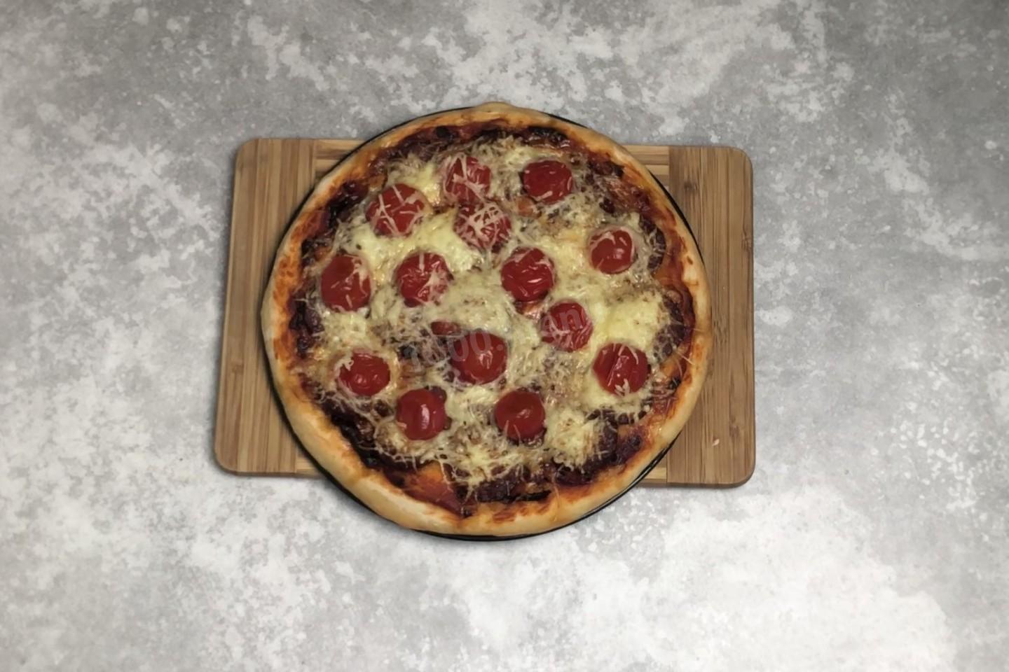 простой рецепт домашней пиццы с колбасой и сыром и помидорами фото 43