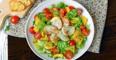 Салат с жареным адыгейским сыром и помидорами