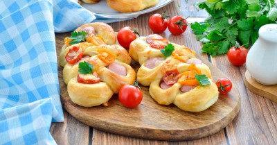 Сосиски с сыром и помидорами