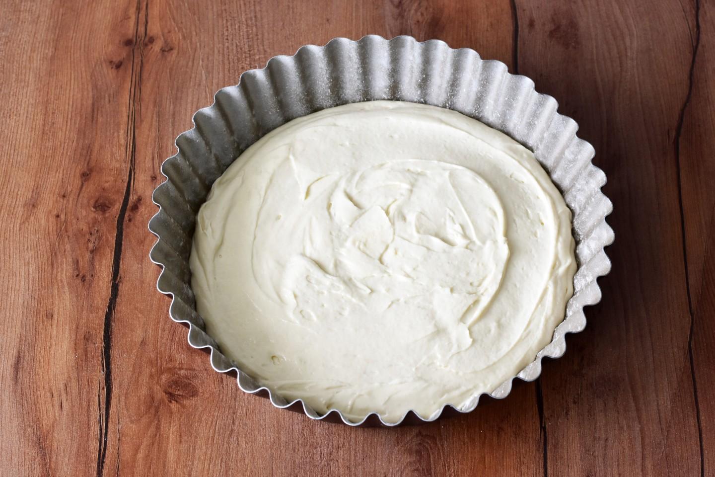 Тесто в форме для выпечки. Масло для выпечки. Смазка пирогов перед выпечкой. Надо ли смазывать бумажные формы для кексов перед выпечкой.