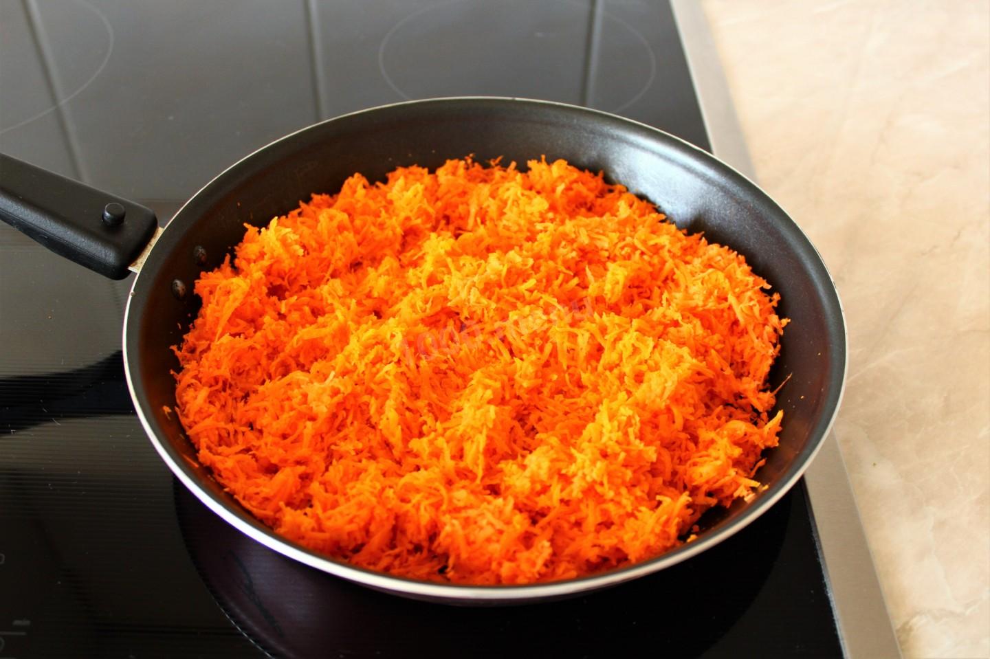 Морковные котлеты. Морковь тушить в сковороде. Морковные котлеты с гарниром. Тушим морковь на сковороде с маслом.