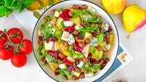 Салат з куркою та грушею