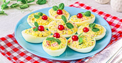 Яйца фаршированные сыром и чесноком