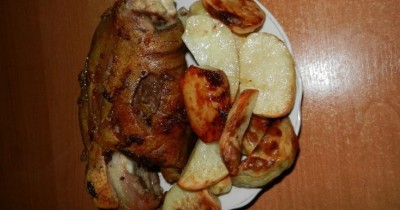 Свиная рулька в маринаде с чесноком, запеченная с картошкой