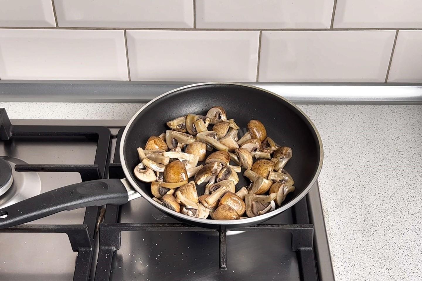 Сколько жарить грибы на сковороде по времени. Пожарить грибочки в сковородке.