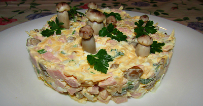 Салат с ветчиной, грибами, сыром и майонезом