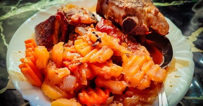 запечёная картошка под свиными рёбрами