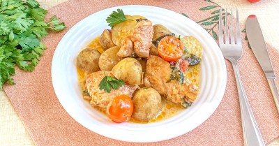 Картошка с куриным филе в сметанном соусе