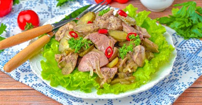 Куриная печень с солеными огурцами