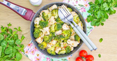 Брокколи с курицей на сковороде