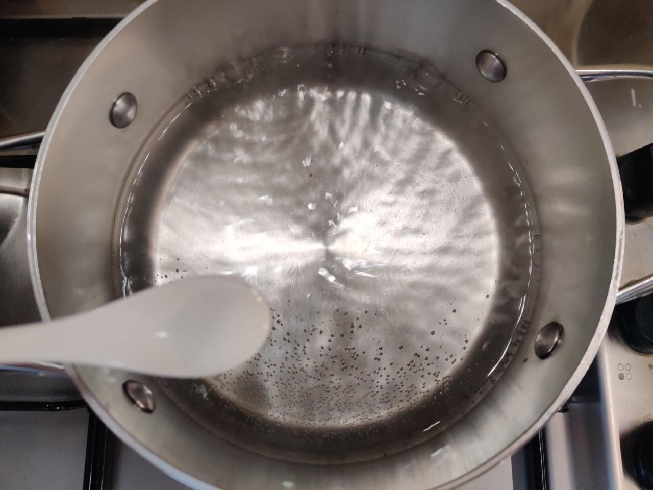 Время кипения воды в кастрюле. Пельмени засыпают в кипящую воду. Вода кипит в алюминиевой кастрюле. Как выглядит кипящая вода для пельменей. Как выглядит кипящая вода в кастрюле для пельменей.