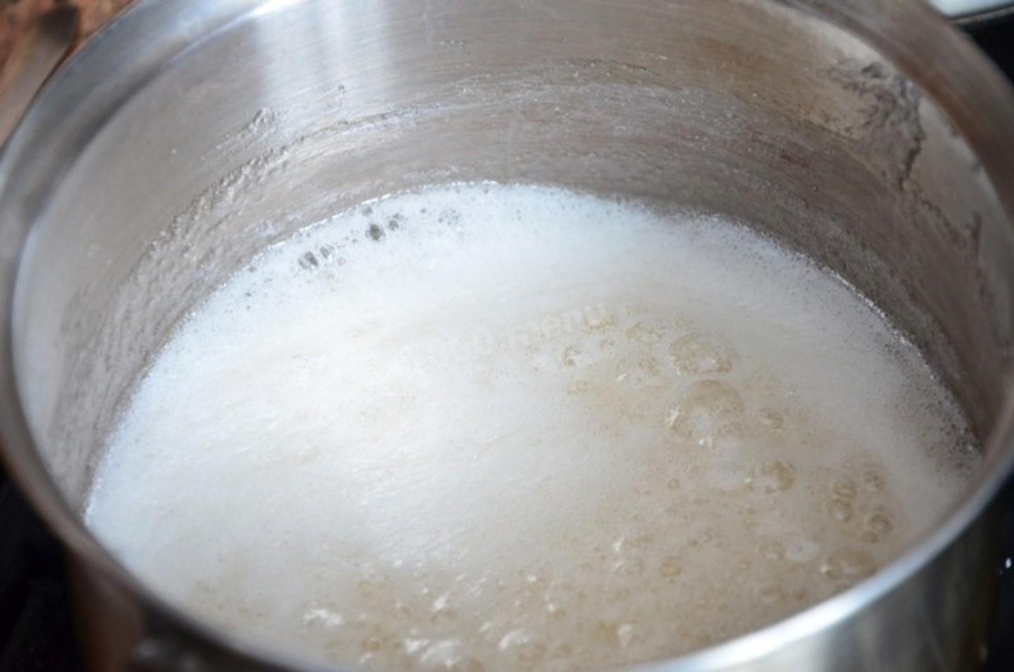 Кипящий сахар. Татарское молоко. Сироп до ниточки для птичьего молока. Как правильно разводить агар для птичьего молока. Доведите всю массу до кипения, чтобы весь сахар растворился.