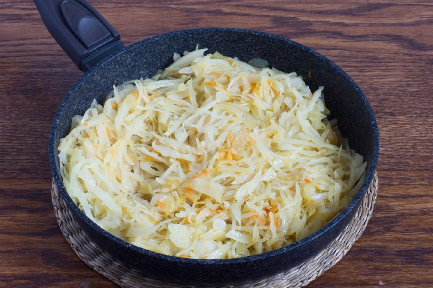 Картошка с капустой тушеная на сковороде