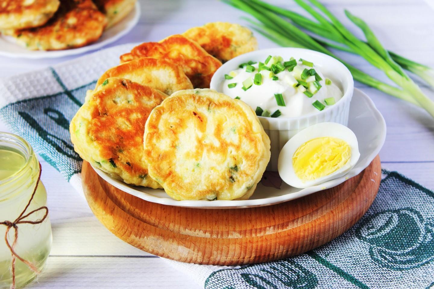 Ленивые пирожки с луком и яйцом на кефире на сковороде рецепт с фото пошагово