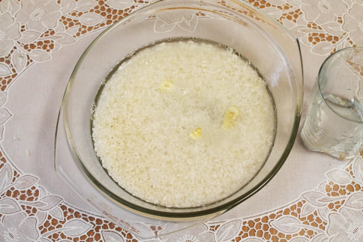 Замачивание риса в воде. Круглый рис. Рис к воде. Рис на воде рецепт. Лук рис в воде.
