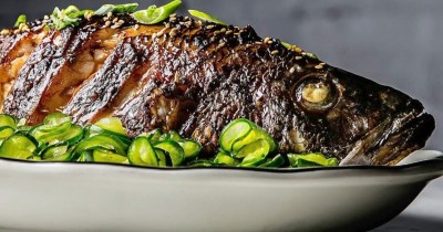 Праздничный карп с луком и морковью в духовке