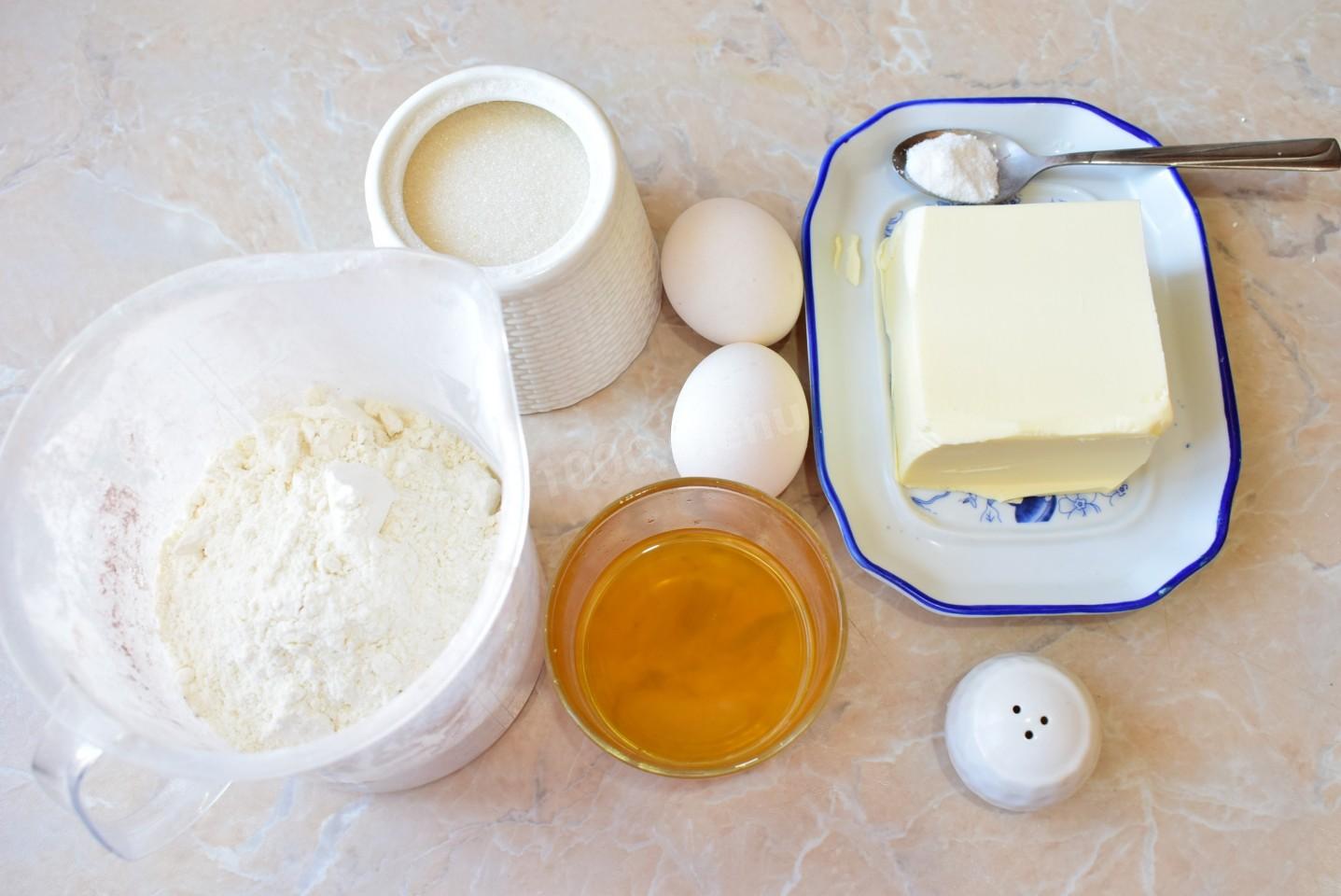 Масло сливочное яйцо сода мука. Тесто с медом. Тесто для медового торта. Кефир сода соль мука маргарин. Медовое тесто способы приготовления.