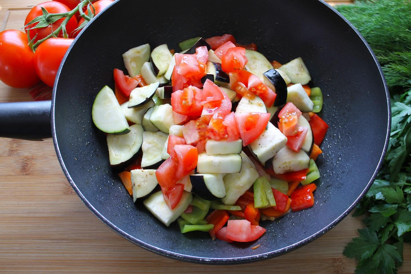 Баклажаны кабачки тушеные с овощами на сковороде. Овощи на сковороде. Помидоры на сковородке. Соте из овощей на сковороде. Соте из цукини и баклажанов.