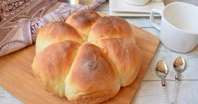 Булочки дрожжевые на молоке с малиновым повидлом