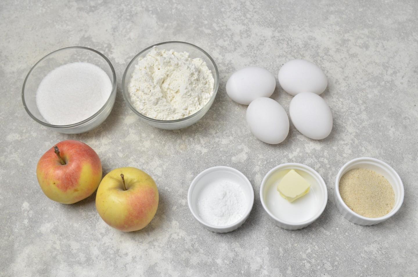 Разбитые яйца с сахаром и мукой с разрыхлителем и кусочками яблок. Кефир разрыхлитель теста яблоки рецепт.