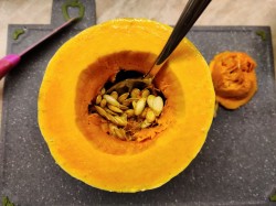 курица с овощами в тыкве в духовке. kurica v tykve zapechennaya v. курица с овощами в тыкве в духовке фото. курица с овощами в тыкве в духовке-kurica v tykve zapechennaya v. картинка курица с овощами в тыкве в духовке. картинка kurica v tykve zapechennaya v. Птица отлично сочетается с различными добавками. Один из необычных вариантов – курица с тыквой в духовке. Приготовить блюдо можно в специальном пакете для запекания, а можно использовать порционные горшочки. Но самый эффектный вариант – тыква, фаршированная курицей.