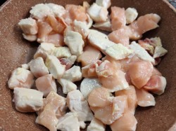 курица с овощами в тыкве в духовке. kurica v tykve zapechennaya v. курица с овощами в тыкве в духовке фото. курица с овощами в тыкве в духовке-kurica v tykve zapechennaya v. картинка курица с овощами в тыкве в духовке. картинка kurica v tykve zapechennaya v. Птица отлично сочетается с различными добавками. Один из необычных вариантов – курица с тыквой в духовке. Приготовить блюдо можно в специальном пакете для запекания, а можно использовать порционные горшочки. Но самый эффектный вариант – тыква, фаршированная курицей.