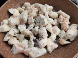курица с овощами в тыкве в духовке. kurica v tykve zapechennaya v. курица с овощами в тыкве в духовке фото. курица с овощами в тыкве в духовке-kurica v tykve zapechennaya v. картинка курица с овощами в тыкве в духовке. картинка kurica v tykve zapechennaya v. Птица отлично сочетается с различными добавками. Один из необычных вариантов – курица с тыквой в духовке. Приготовить блюдо можно в специальном пакете для запекания, а можно использовать порционные горшочки. Но самый эффектный вариант – тыква, фаршированная курицей.